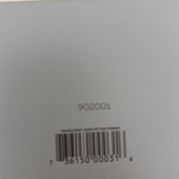 NEW IN BOX-Laura Mercier Translucent Loose Setting Powder - 1oz. - Picture 3 of 3